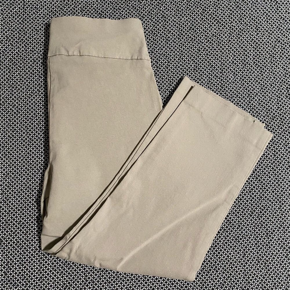 Alfanj Petite capri-length khaki pants size 6P
